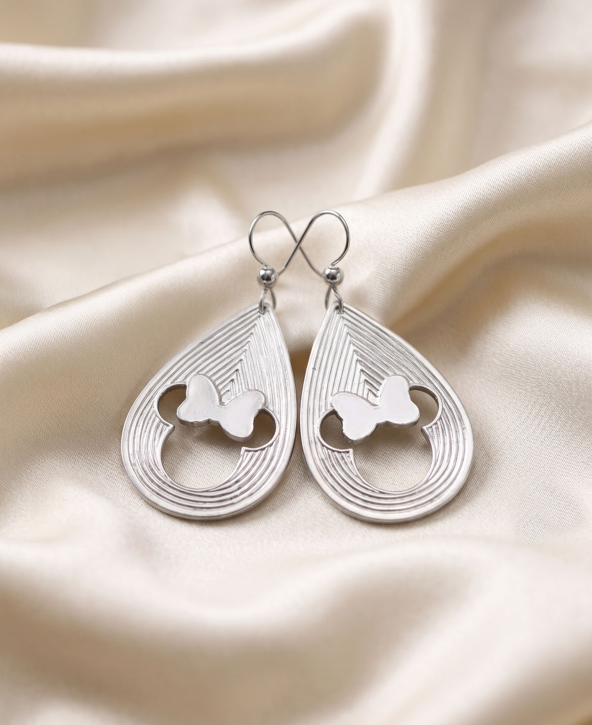 Minnie Mouse earrings with layered teardrop lines and 3D style.