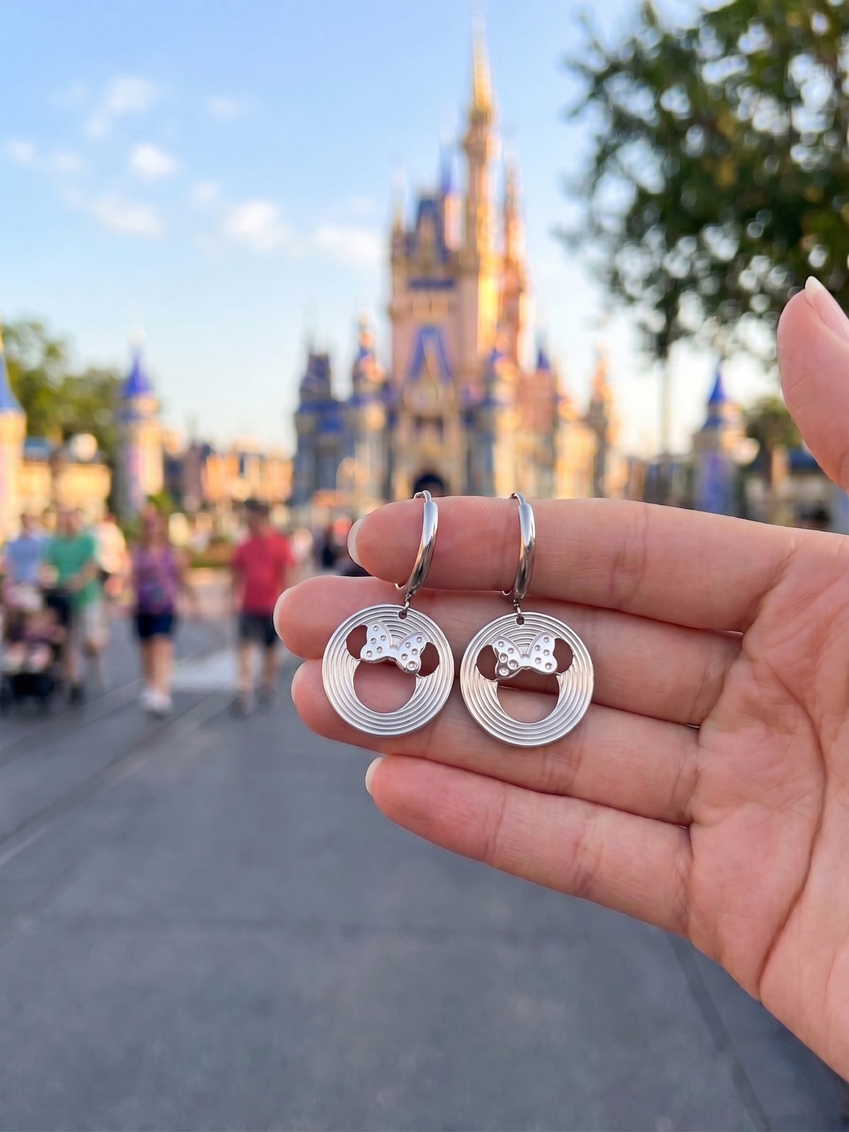 Minnie Mouse Earring with Layered Circular Lines and 3D Style